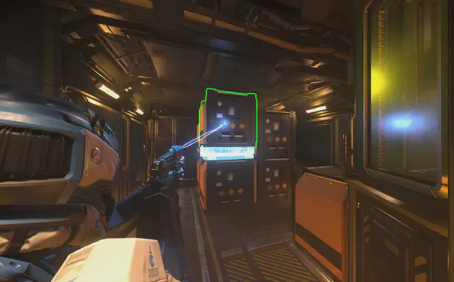 Pilot räumt den Puffer der Vulture leer und stapelt die Kisten