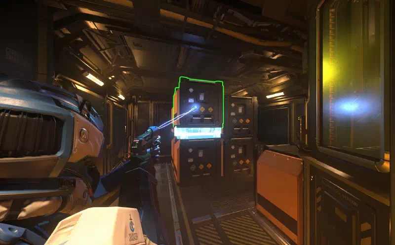 Pilot räumt den Puffer der Vulture leer und stapelt die Kisten