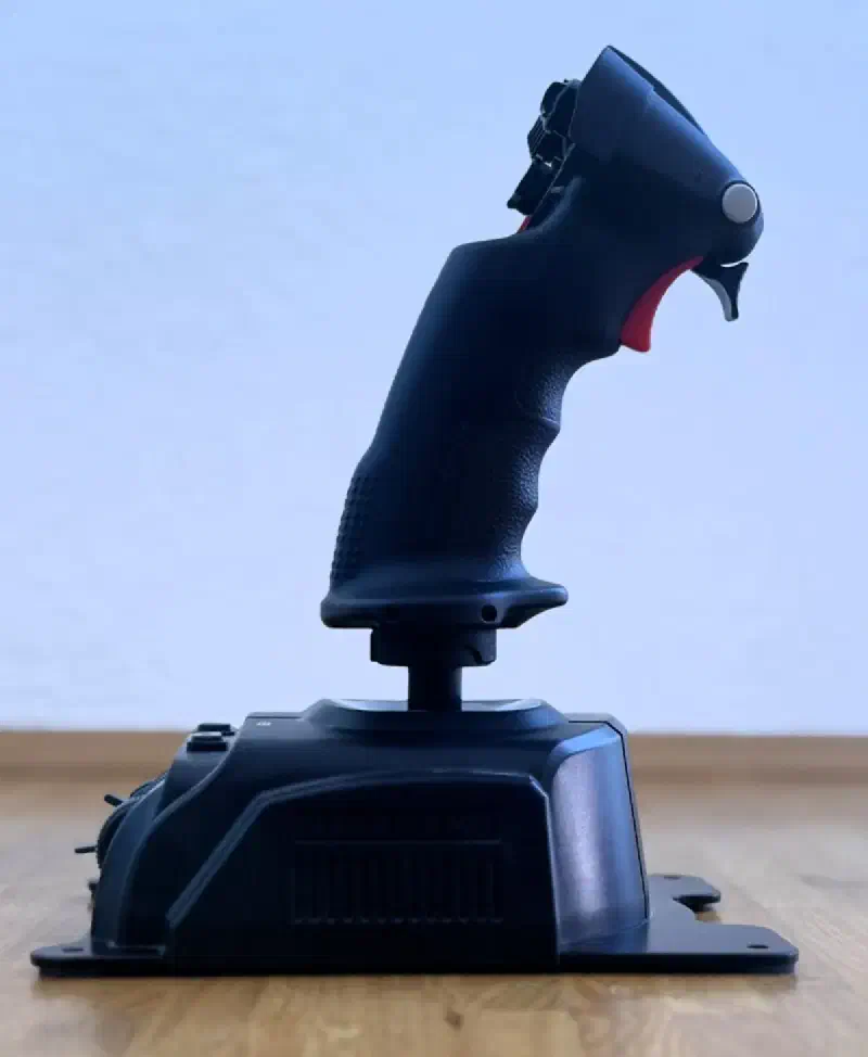 VKB NXT EVO Joystick vor weißem Hintergrund
