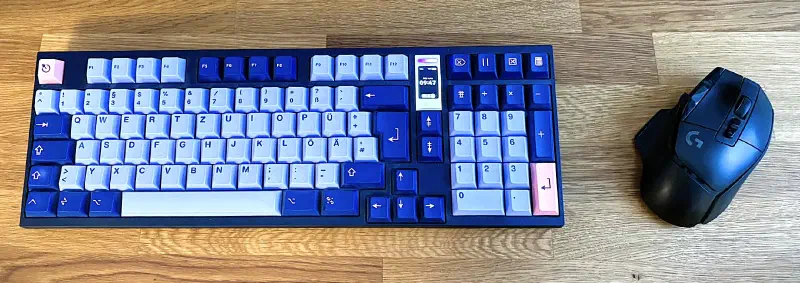 Maus und Keyboard auf dem Computertisch
